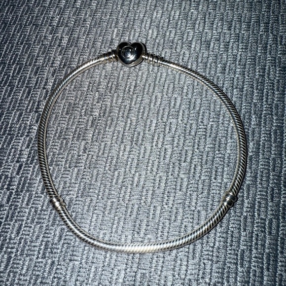 Authentic Moments Heart & Snake Chain Bracelet
Sterling silver - Picture 3 of 8